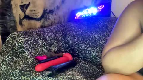 dove_love22 online show from November 8, 2025, 1:39 am