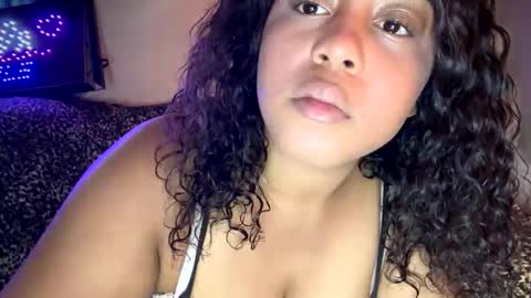 dove_love22 online show from November 14, 2025, 4:06 pm