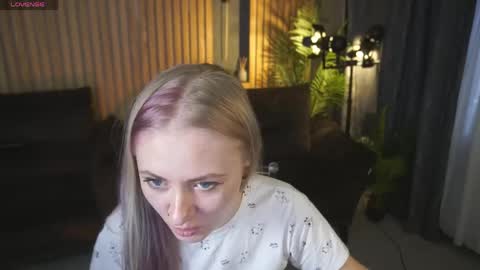 Lina online show from April 14, 2026, 6:19 am