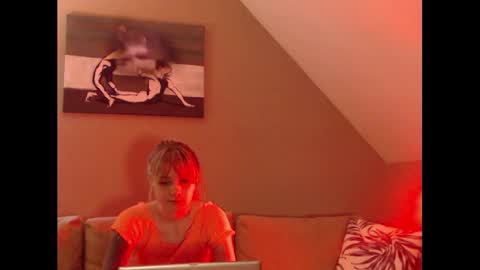 A girl online show from December 20, 2024, 8:06 am