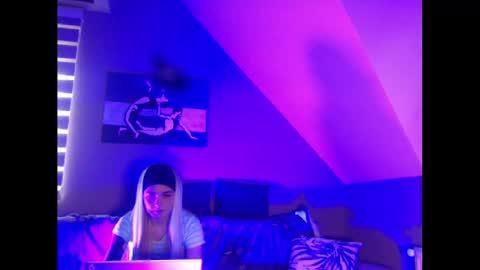 A girl online show from January 28, 2025, 10:45 am