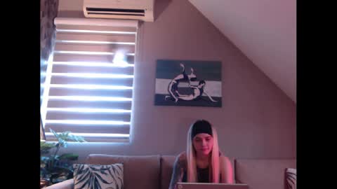 A girl online show from February 21, 2025, 8:07 am