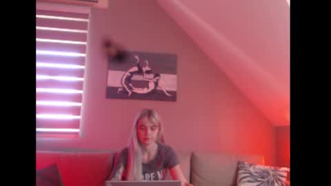 A girl online show from September 22, 2025, 7:10 am