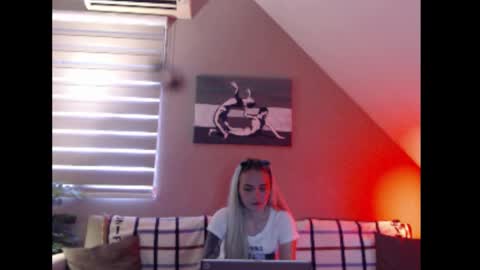 A girl online show from November 25, 2025, 8:25 am