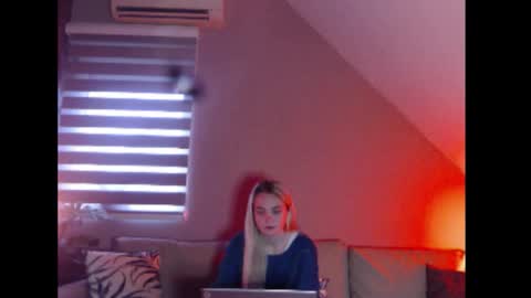 A girl online show from December 15, 2025, 7:34 am