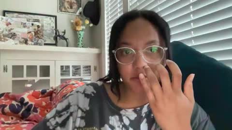 RIRI OR DREAMY online show from April 18, 2026, 1:59 pm