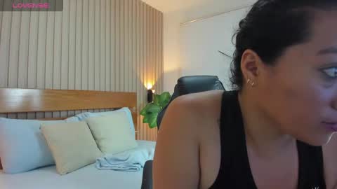 E S T R E L L A online show from October 17, 2025, 1:42 am