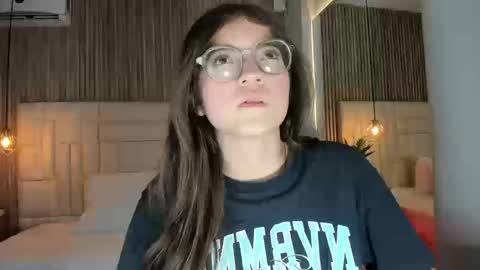 dulcevela online show from September 11, 2025, 10:43 pm