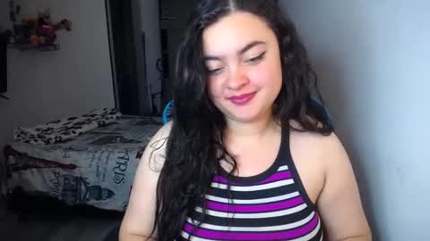 Nicole   online show from September 19, 2025, 6:37 am