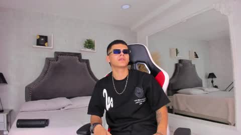 dylanroyce_ online show from June 3, 2026, 2:33 pm