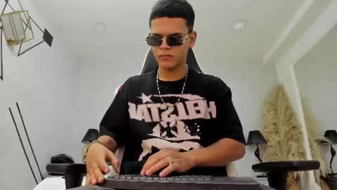 dylanroyce_ online show from June 10, 2026, 1:21 pm