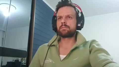 Snapshot of eaglecrm chatting on November 20, 2025, 10:42 pm eaglecrm online show from November 20, 2025, 10:42 pm