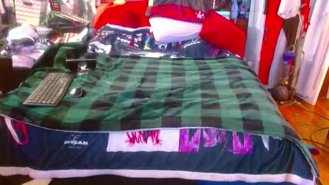 eastbayboy57 online show from November 5, 2025, 5:24 pm