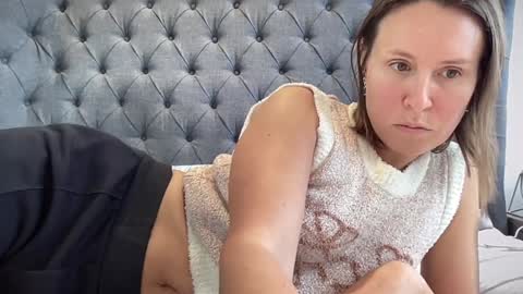 Snapshot of eatmypie69 chatting on October 15, 2025, 8:47 am Nadia Ferreira  online show from October 15, 2025, 8:47 am