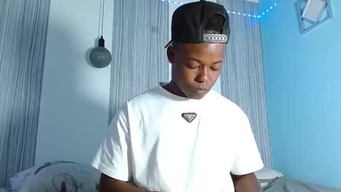 Chris Palaz  online show from November 28, 2025, 10:45 pm