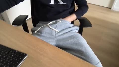 Snapshot of eddy270 chatting on October 25, 2025, 10:45 am eddy270 online show from October 25, 2025, 10:45 am