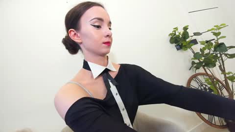 Snapshot of ehotlovea chatting on February 2, 2025, 3:10 am Erik and Alice online show from February 2, 2025, 3:10 am