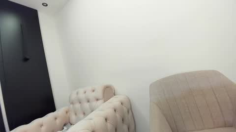 Snapshot of ehotlovea chatting on February 5, 2025, 5:30 am Erik and Alice online show from February 5, 2025, 5:30 am