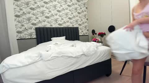 Snapshot of ehotlovea chatting on February 17, 2025, 6:20 am Erik and Alice online show from February 17, 2025, 6:20 am