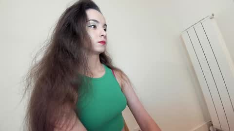 Snapshot of ehotlovea chatting on September 17, 2025, 8:10 pm Erik and Alice online show from September 17, 2025, 8:10 pm