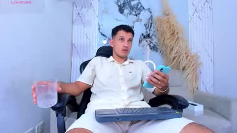 YG COUPLE online show from March 21, 2026, 8:01 pm