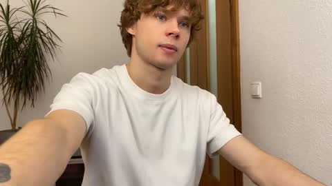 Snapshot of eitanhere chatting on December 2, 2024, 3:36 pm Eitan online show from December 2, 2024, 3:36 pm