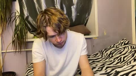 Snapshot of eitanhere chatting on October 22, 2025, 4:07 pm Eitan online show from October 22, 2025, 4:07 pm