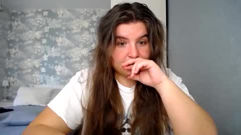 Elanis online show from April 1, 2026, 12:50 pm