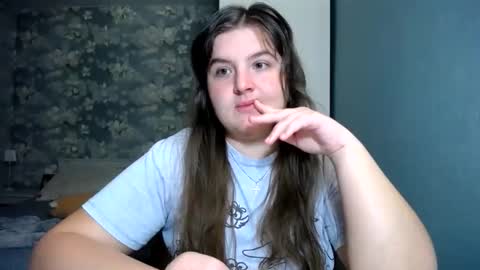 Elanis online show from April 18, 2026, 8:31 pm