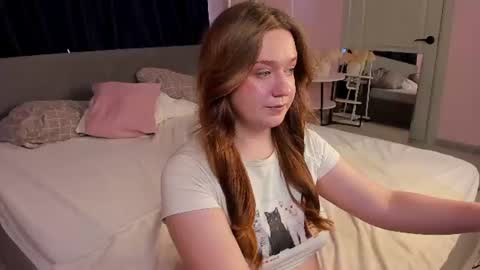 Snapshot of elara_boreall chatting on June 15, 2026, 12:07 pm Elara online show from June 15, 2026, 12:07 pm