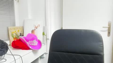 elararossy online show from December 18, 2025, 6:25 pm