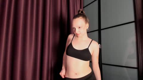 Snapshot of elianareynolds chatting on December 10, 2024, 7:05 am Ella online show from December 10, 2024, 7:05 am