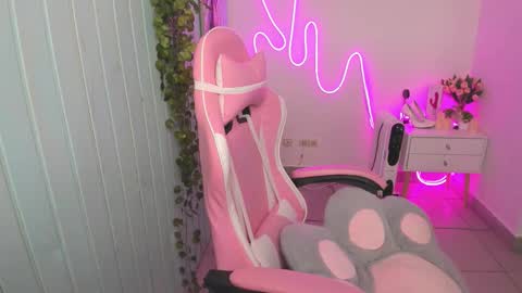 elieiza_xo online show from November 26, 2025, 9:21 am