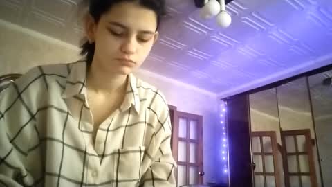 Lola online show from November 29, 2025, 7:22 am