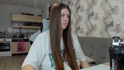 Aletta Oushen online show from December 3, 2025, 10:02 am