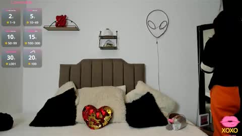 Elizabeth  online show from September 29, 2025, 12:21 pm