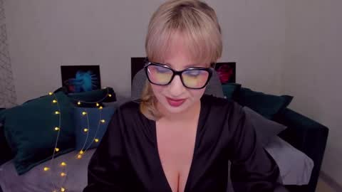 Snapshot of elisabethmills chatting on February 7, 2025, 7:17 pm Elisabeth online show from February 7, 2025, 7:17 pm