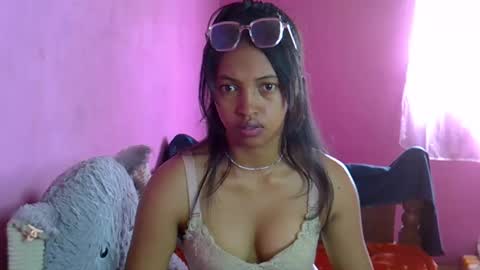 elisah01 online show from May 14, 2026, 6:42 am