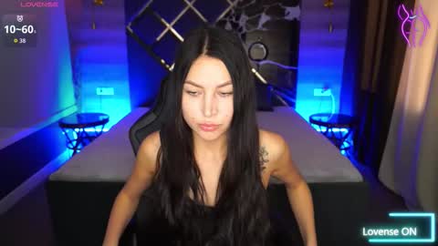 elisevelour online show from November 15, 2025, 1:51 pm