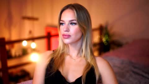 Snapshot of elister_alison chatting on November 6, 2025, 5:25 pm Sunflower online show from November 6, 2025, 5:25 pm