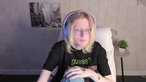 Elizabeth online show from December 3, 2025, 1:35 am