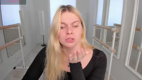 Snapshot of elizabethmad chatting on September 25, 2025, 7:23 am elizabethmad online show from September 25, 2025, 7:23 am