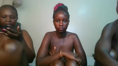 Snapshot of ella3_ chatting on June 4, 2026, 9:32 pm ella3_ online show from June 4, 2026, 9:32 pm
