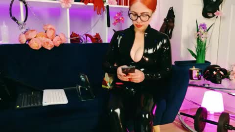 Snapshot of ella_kross chatting on April 21, 2026, 5:58 am ella_kross online show from April 21, 2026, 5:58 am