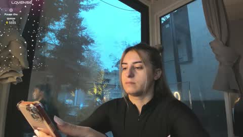 ella_vee online show from December 5, 2025, 5:49 am