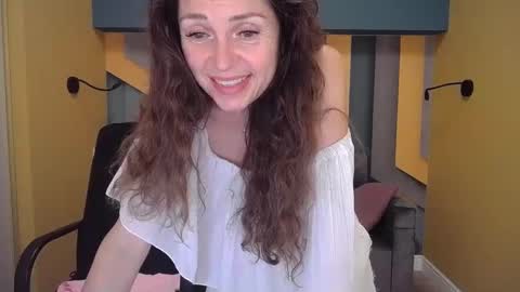 EllaLongs online show from December 8, 2024, 3:35 pm