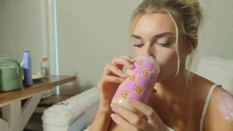 ellalowe online show from April 18, 2026, 9:15 pm