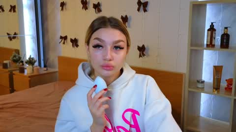 ellamilla online show from December 24, 2024, 5:27 am