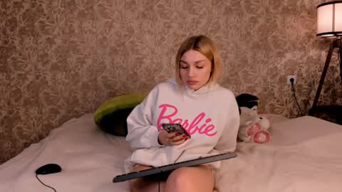 ellamilla online show from March 4, 2025, 10:49 pm