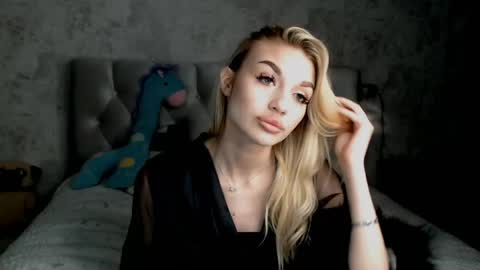 ellamilla online show from April 19, 2026, 6:10 pm